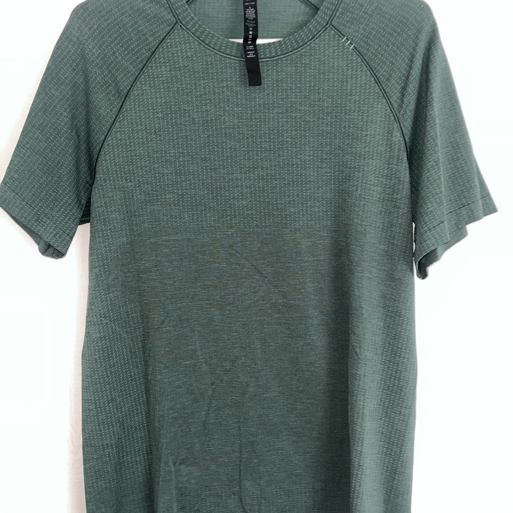 Lululemon Metal Vent Tech Short Sleeve Silverescent Size Medium MEFO/DKFR 77993